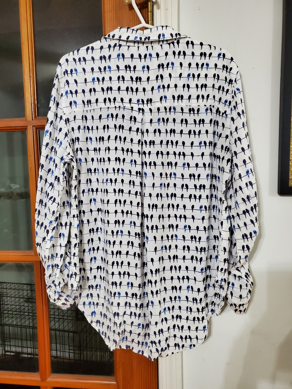 June & Delancy Bird Print Blouse S Blue White Rayon Button Front Tab Sleeve - Picture 6 of 6